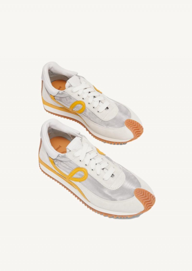 Silver, white and yellow Flow runner