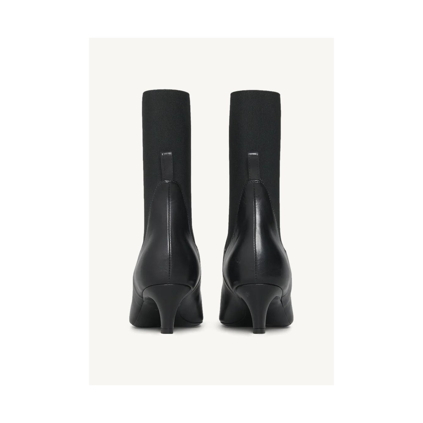 The leather boot with medium heel in black