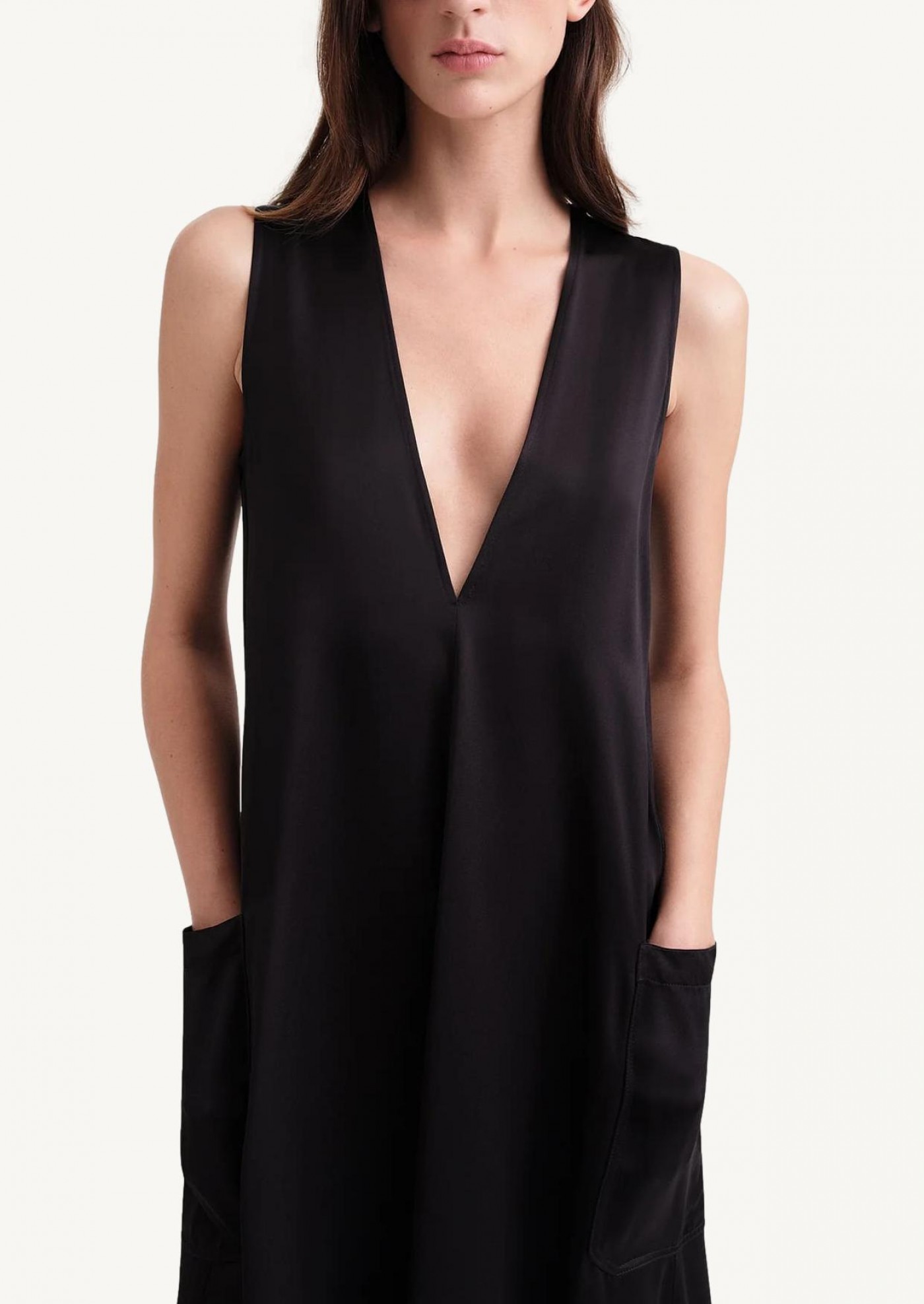 Robe à poches plaquées et col en V profond, noire