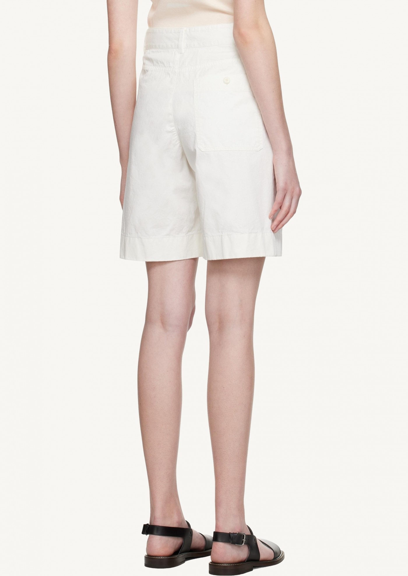 Short chalky chino