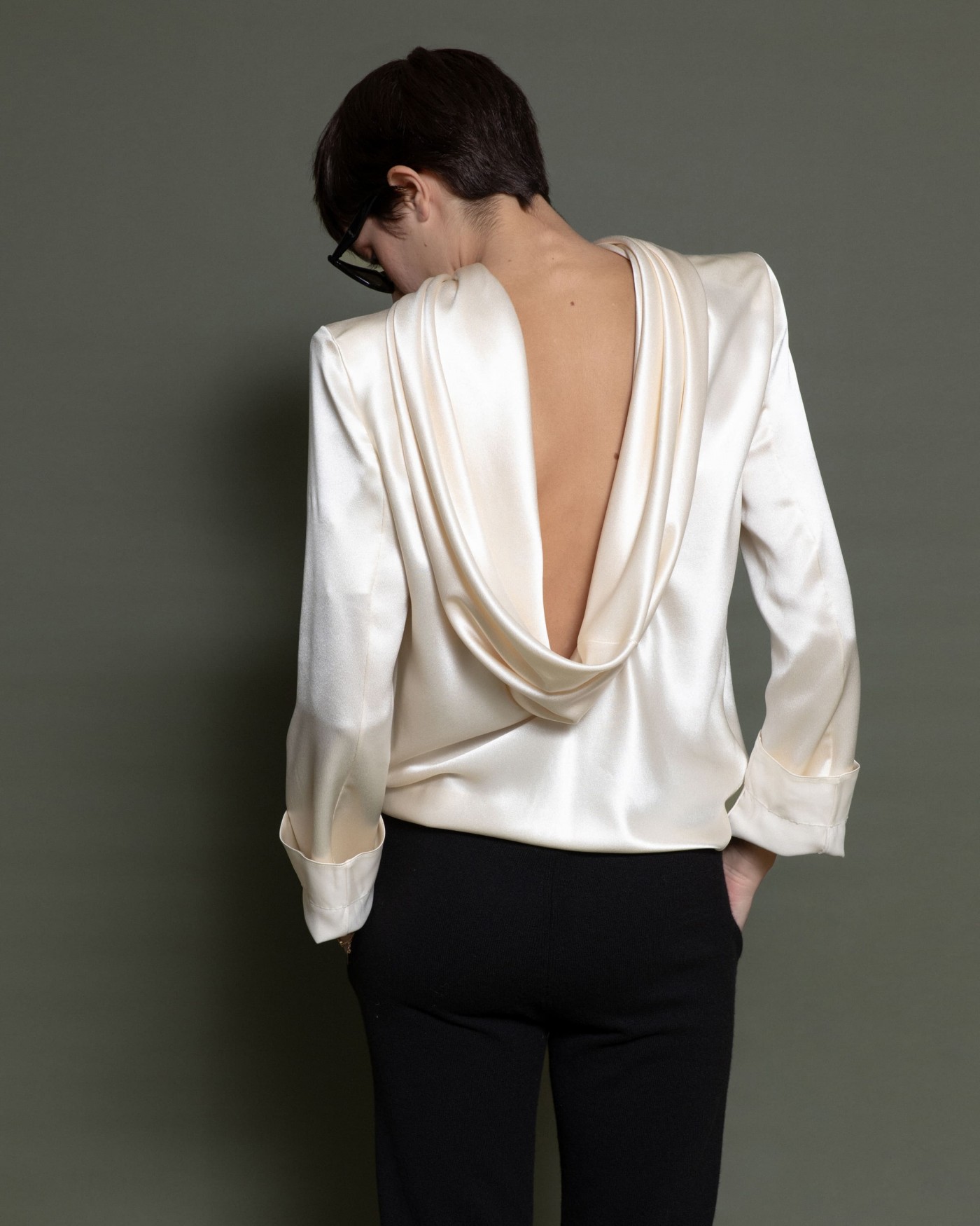 Blouse à dos bénitier en crêpe satin de soie