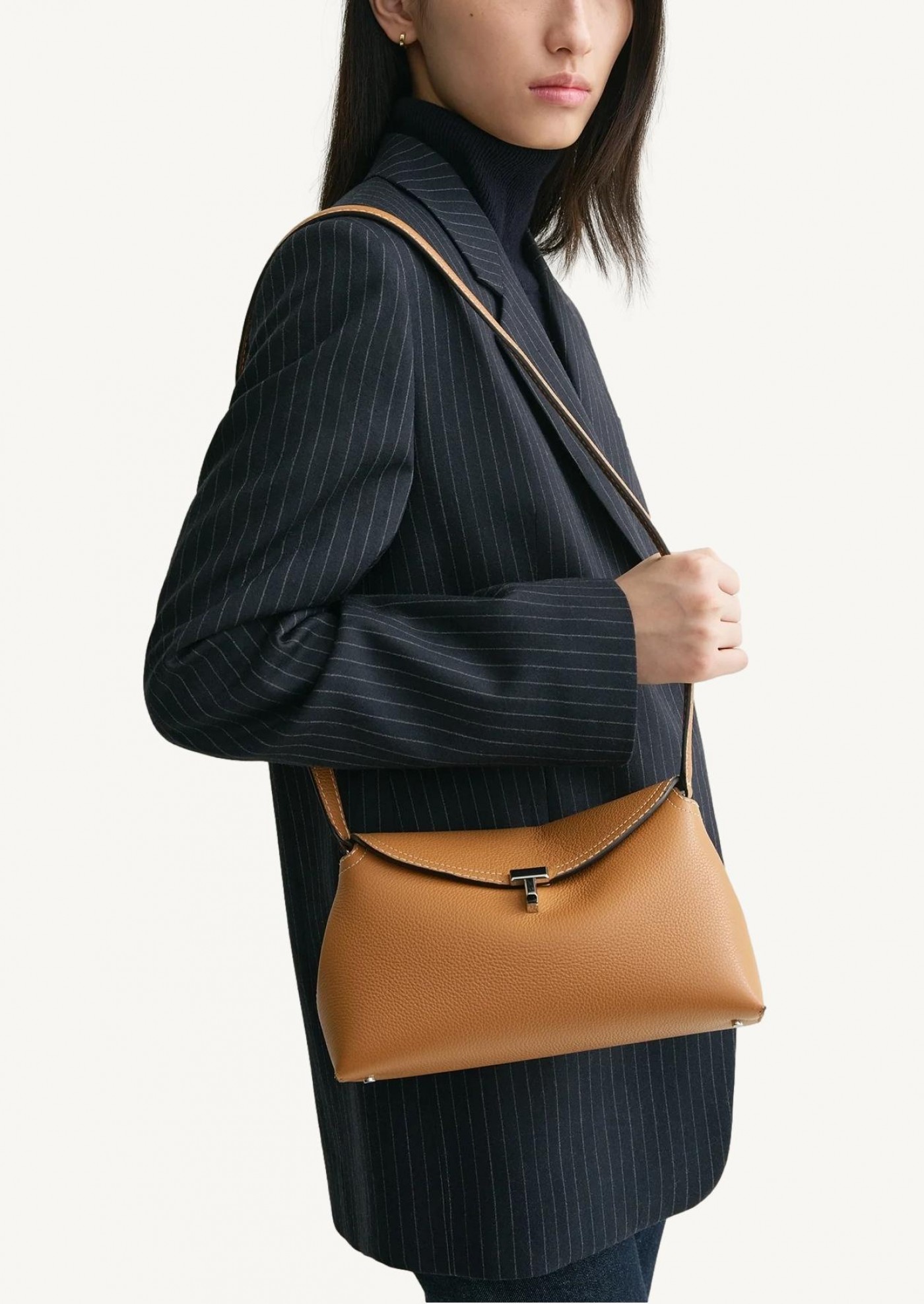 Pochette T-Lock en cuir grainé tan Totême Pochette T-Lock en cuir grainé tan Totême