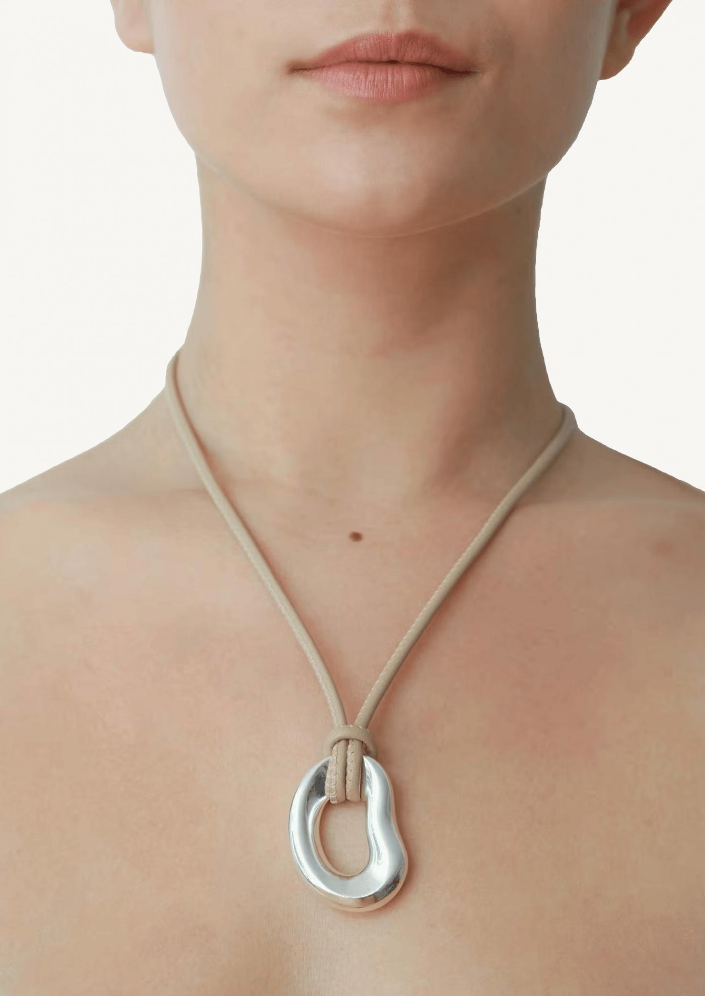 Pendantif shima sur cuir argent