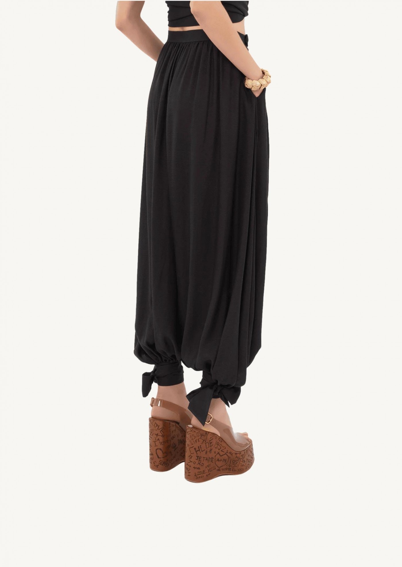 【CHLOE】Fluid pleated trousers in silk charmeuse Chloé Fluid Pleated Pants In Silk Charmeuse | Chloé IS