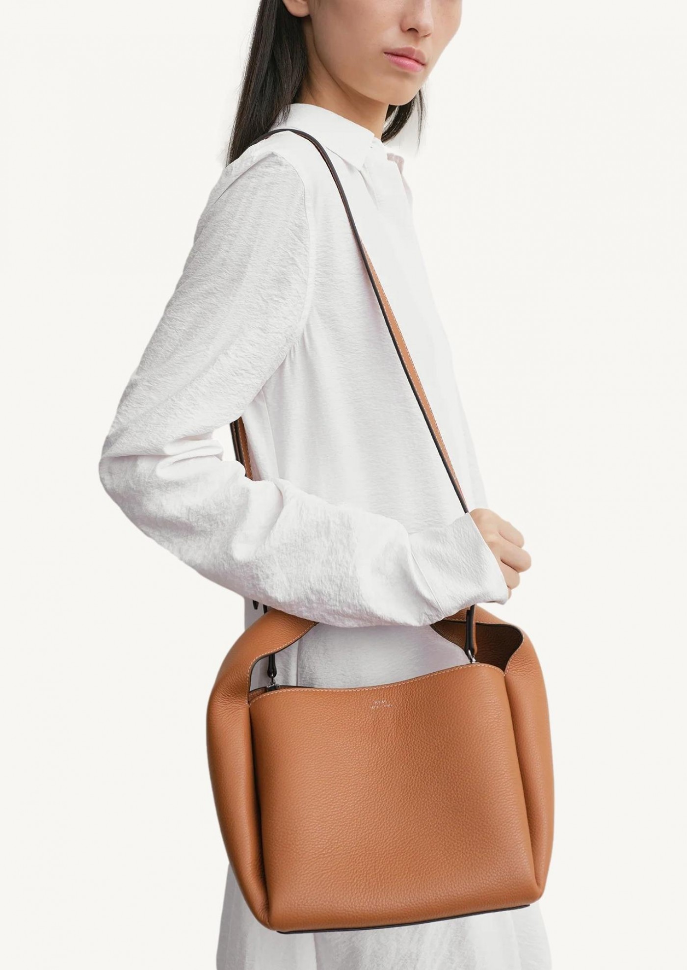 Grained-leather bucket bag tan - Totême