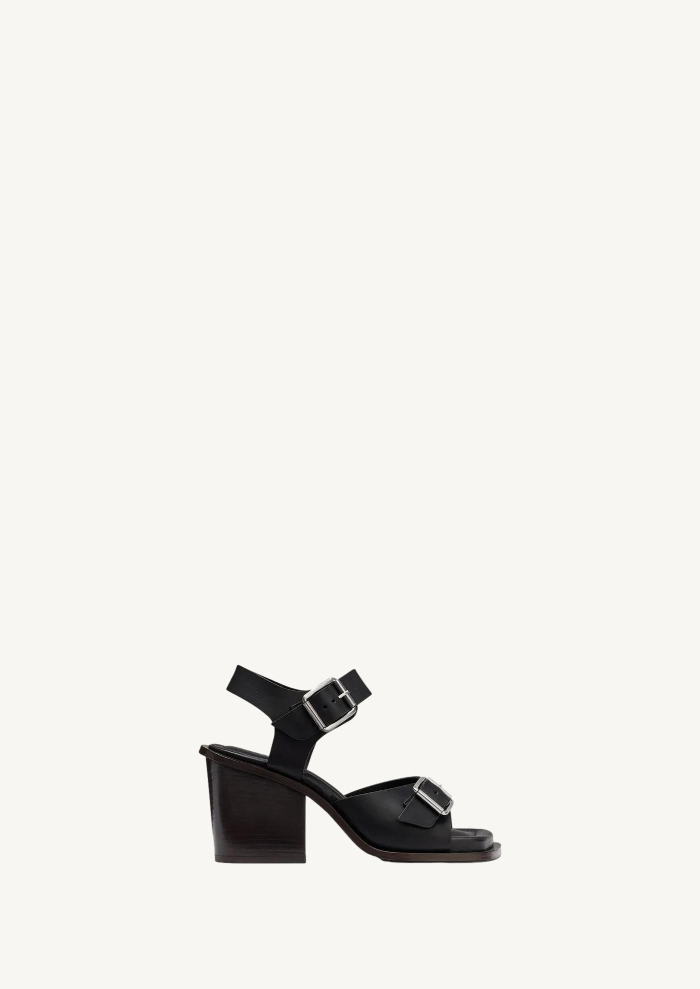 Sandales noires avec brides et talons carrés