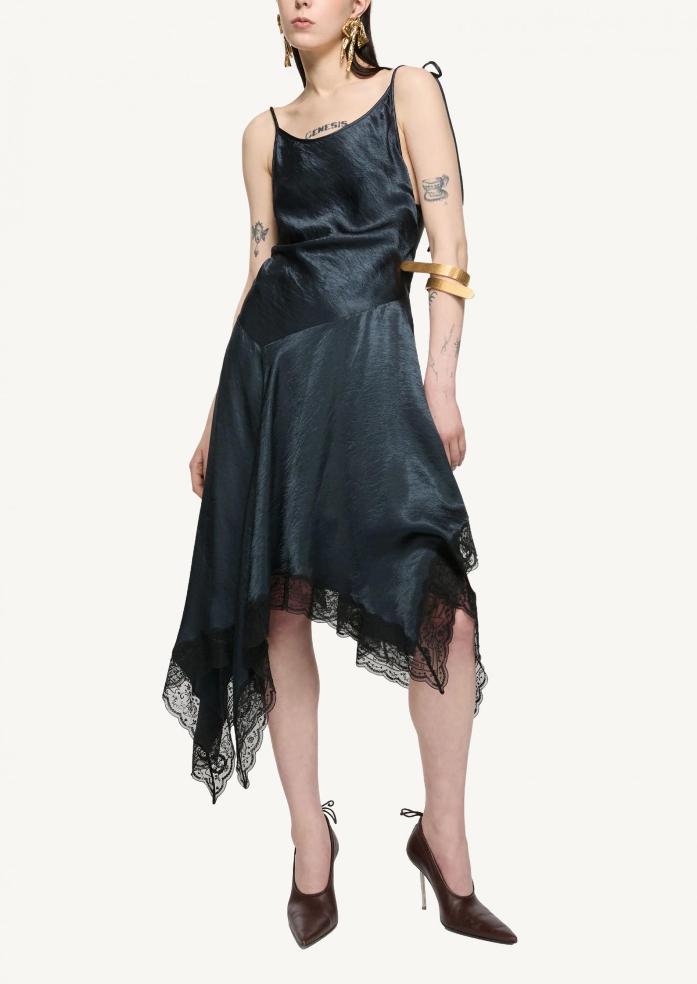 Robe en satin et dentelle