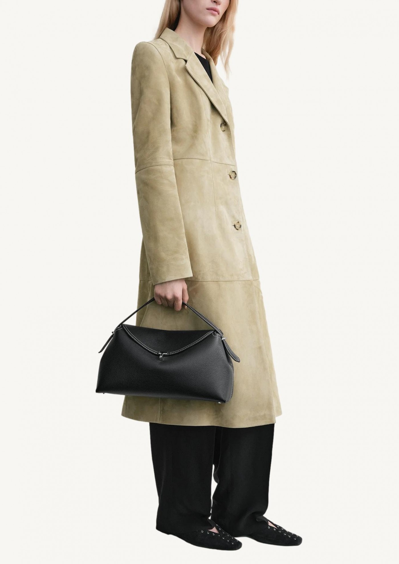 T-Lock en cuir grainé noir avec verrouillage en T Totême