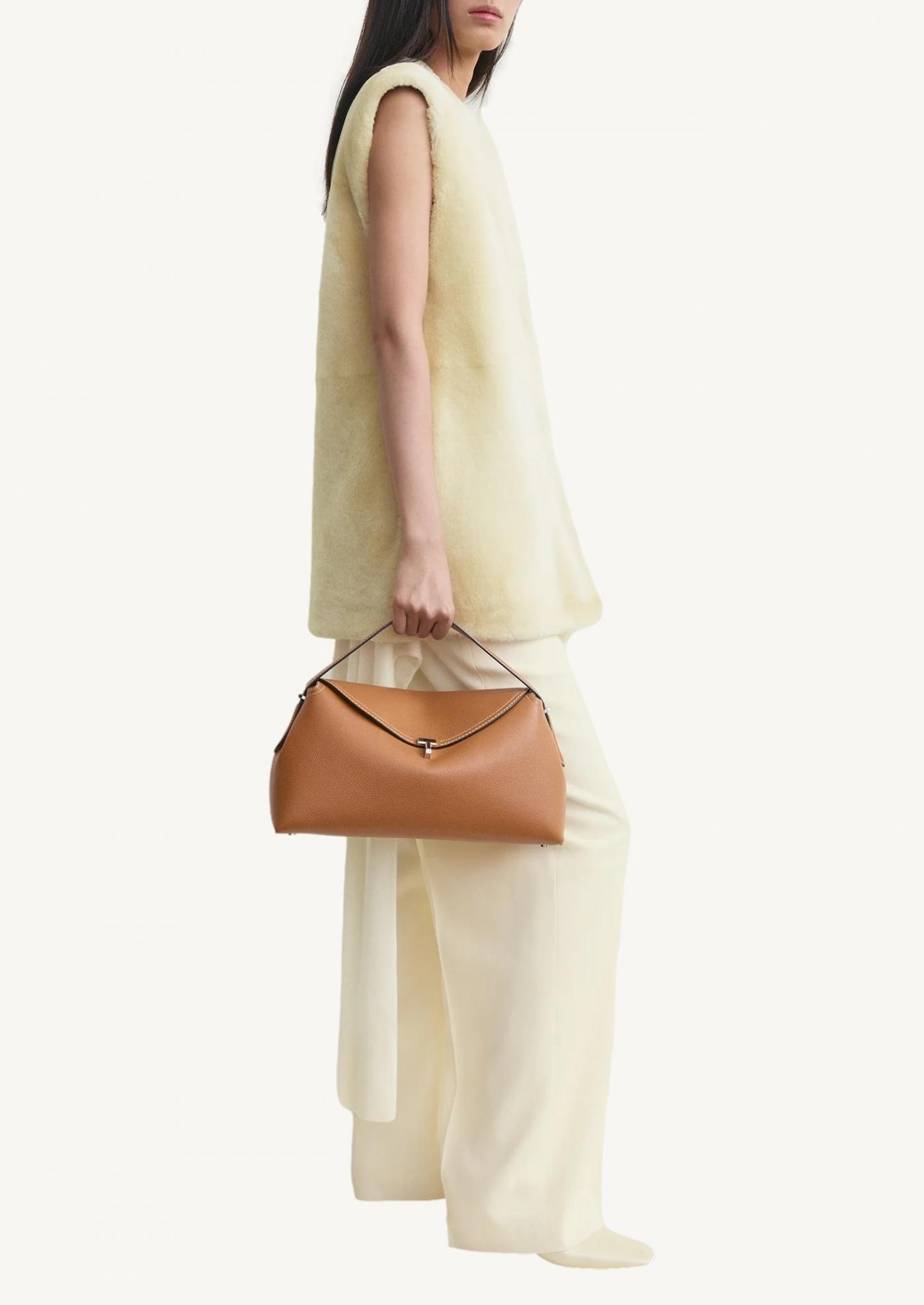 T-Lock en cuir grainé beige avec verrouillage en T Totême
