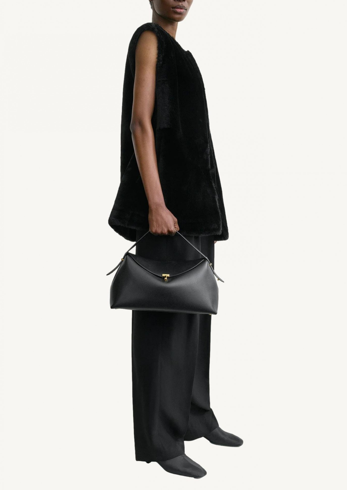 T-Lock en cuir noir avec verrouillage en T Totême