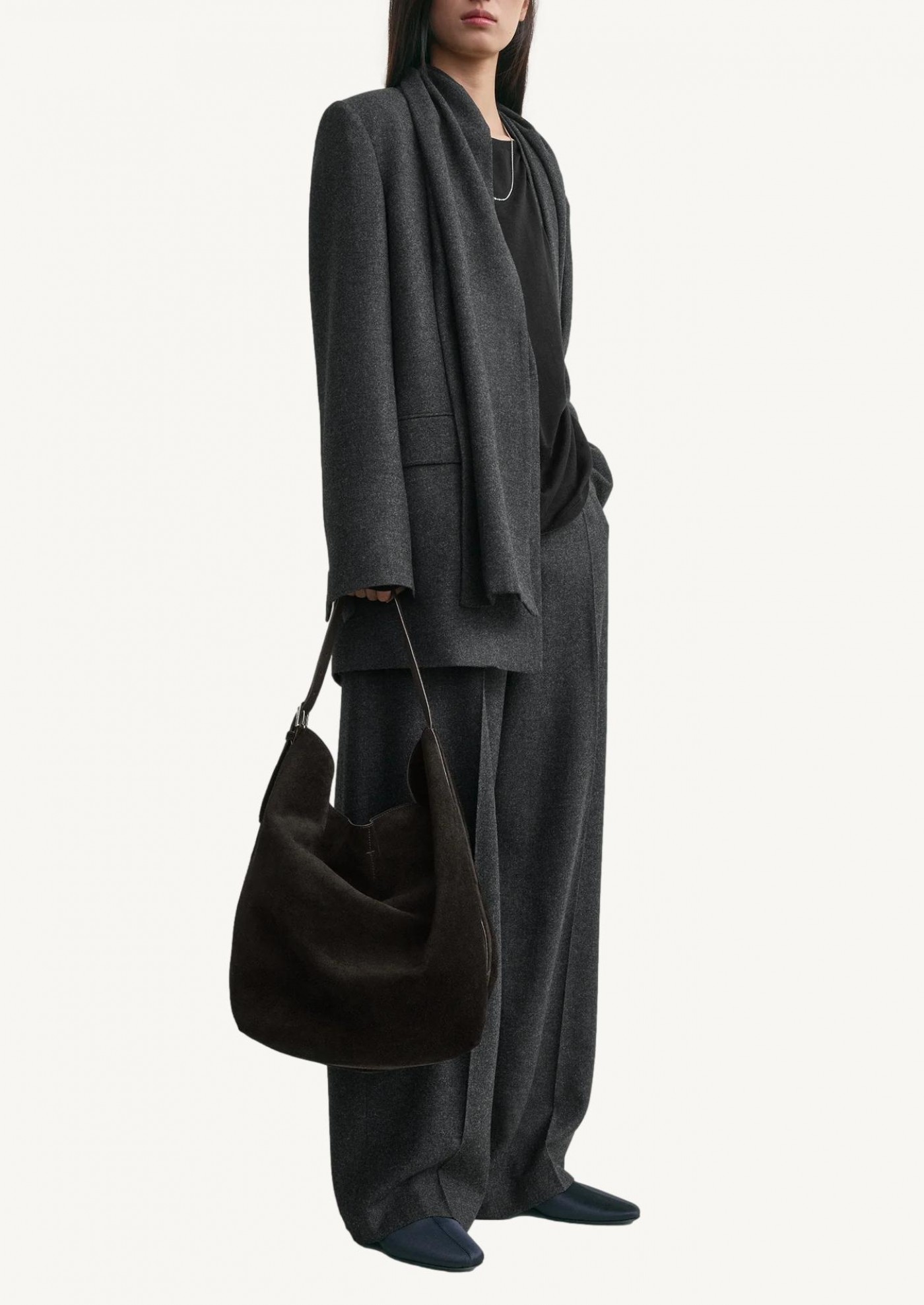 Sac cabas en daim à ceinture, couleur expresso Totême