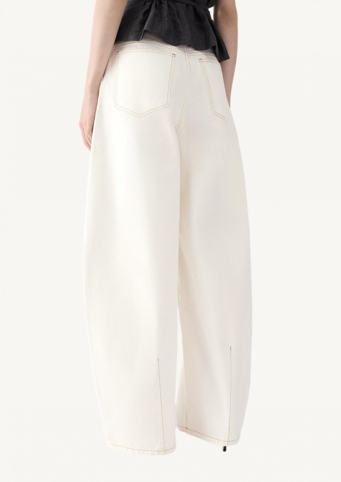 The de-Nîmes off white Ovalo Jacquemus