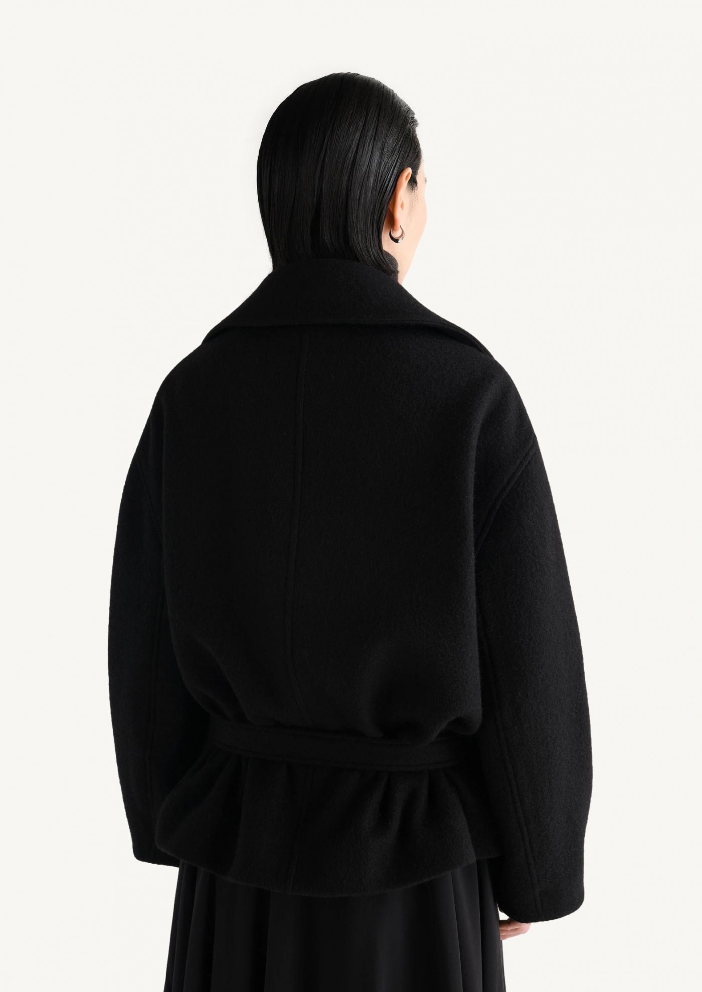 MANTEAU ENVELOPPANT COURT EN MÉLANGE LAINE ET ALPAGA FEUTRÉ BLACK Lemaire