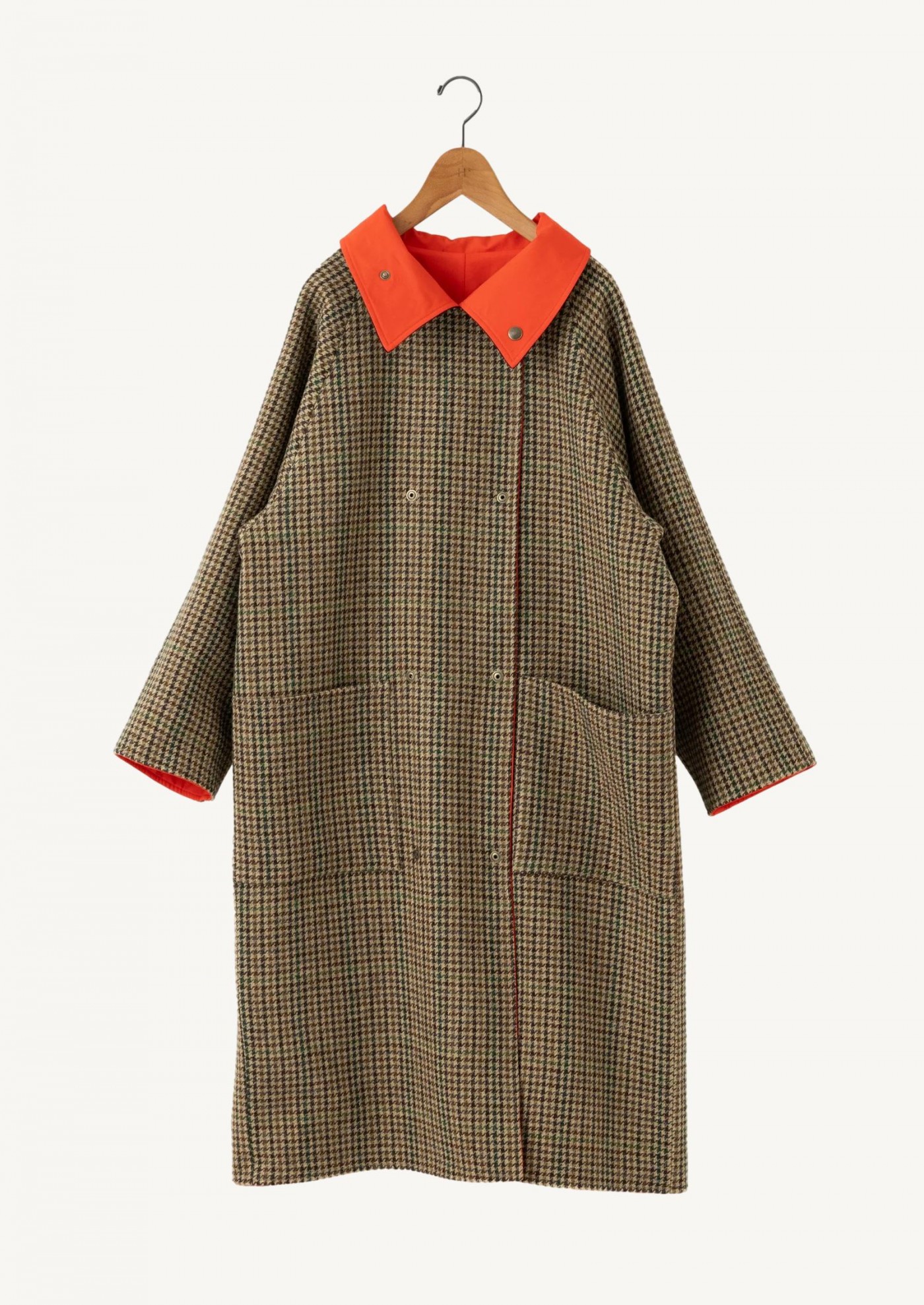 Red Velvet Trench Coat with a British-Style Collar Les Prairies De Paris