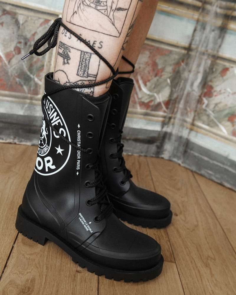 Candidate numéro 1 pour une virée sous la pluie réussie : les bottes Dior Camp ! ⁠
Vous aussi, optez pour l'allure décontractée-chic en cette semaine pluvieuse !⁠
⁠
#departemenfeminin #photooftheday #boots #style #photography #dior