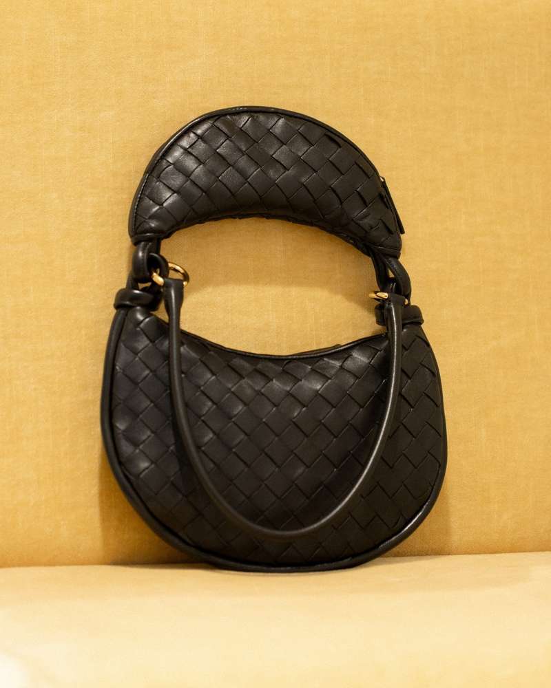 Gemelli petit format noir #BottegaVeneta⁠
🖤⁠
⁠
#departementfeminin #bottegaveneta #gemelli #black #bv  #multimarque #mode #luxe #toulouse ⁠#bags⁠
⁠