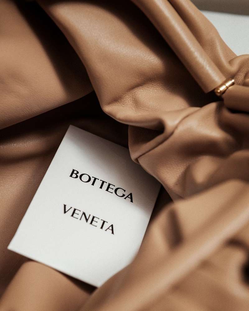 Bottega Veneta fait enfin son entrée chez Département Féminin. Cette Maison est depuis 3 ans tout en haut de la liste de mes envies. D'où mon bonheur à vous présenter ici les premières pièces que j'ai sélectionnées pour vous !⁠
⁠
- Carole (@carolebenazetdf_)⁠
⁠
#departementfeminin #bottegaveneta