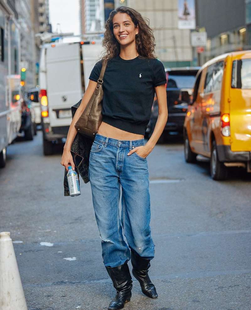 📸 Capturée par Sandra Semberg à la Fashion Week de New York.⁠
Un look qui illustre parfaitement l’énergie du streetstyle : jean oversize, crop top noir et bottes affirmées.⁠
La preuve que la mode la plus inspirante se trouve souvent… dans la rue.⁠
⁠
Et vous, que retenez-vous toujours des looks de Fashion Week : les podiums ou les trottoirs ? 👀⁠
⁠
#DepartementFeminin #NYFW #Streetstyle #EffortlessStyle