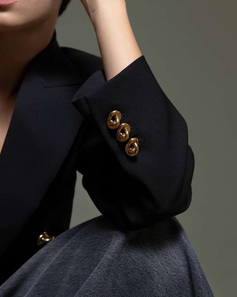 Veste boutons knot #BottegaVeneta ⁠
⁠
#BottegaVeneta #veste #knot #DepartementFeminin #Toulouse #Mode #luxe #multimarque