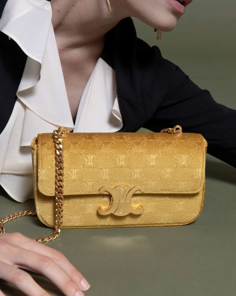 Le Shoulder bag Claude avec chaine velours avec Triomphe doré #Celine⁠
Vous l'aimez ?⁠
💛⁠
⁠
#Celine #Triomphe #Celinebag #departementfeminin #mode #luxe #toulouse #multimarque